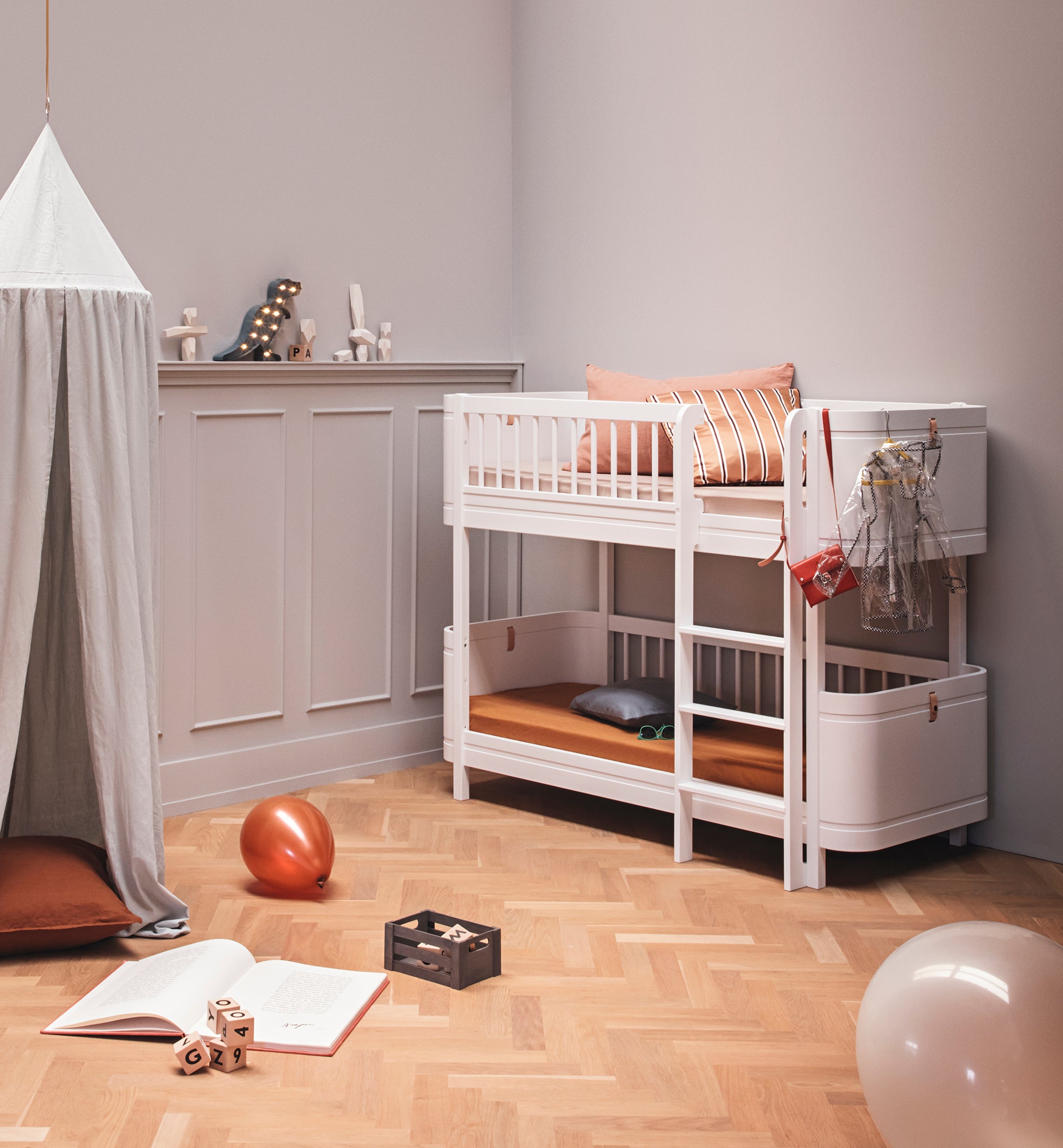 Oliver Furniture Wood Mini+ ensemble de transformation de lit bébé comprenant un lit junior en un lit superposé mi-hauteur, blanc