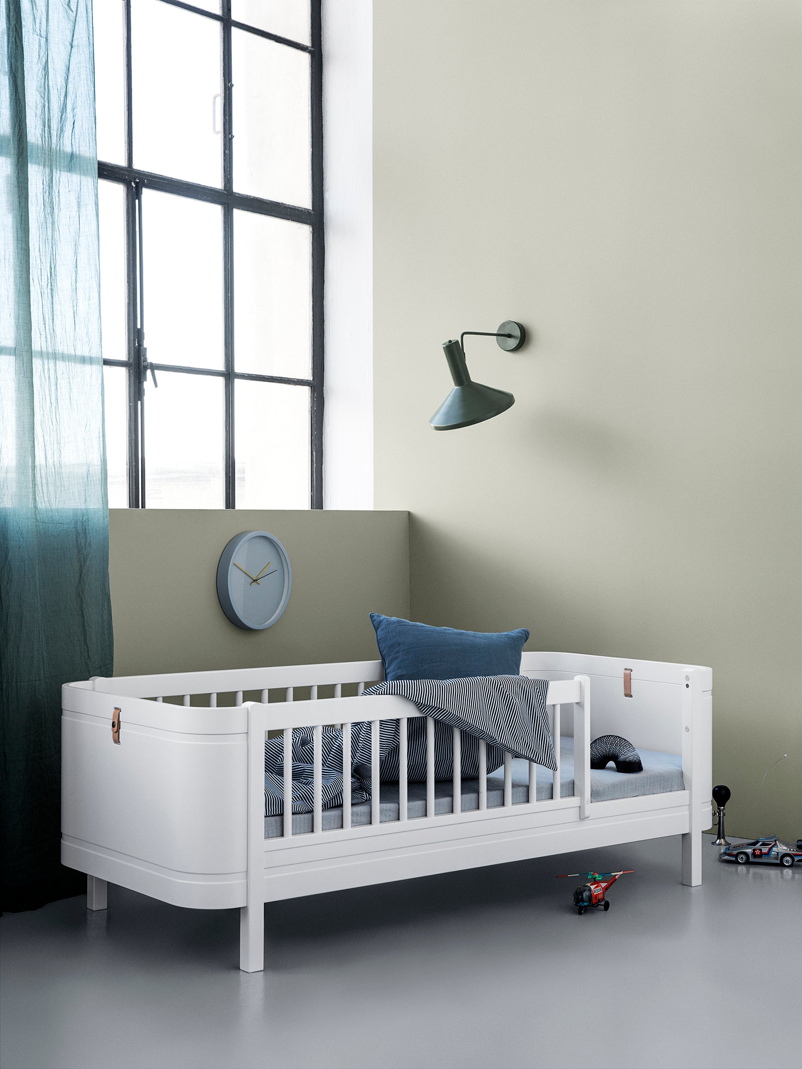 Oliver Furniture Wood Mini+ basic Babybett inkl. Umbauset zum Juniorbett, weiss/Eiche oder weiss